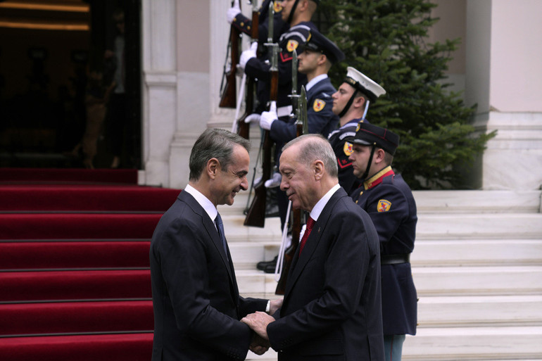 Dünyanın gözü Yunanistan’daki zirvede... İngiliz gazeteden dikkat çeken yorum: Erdoğan Atinada kazan-kazan yaklaşımı planlıyor