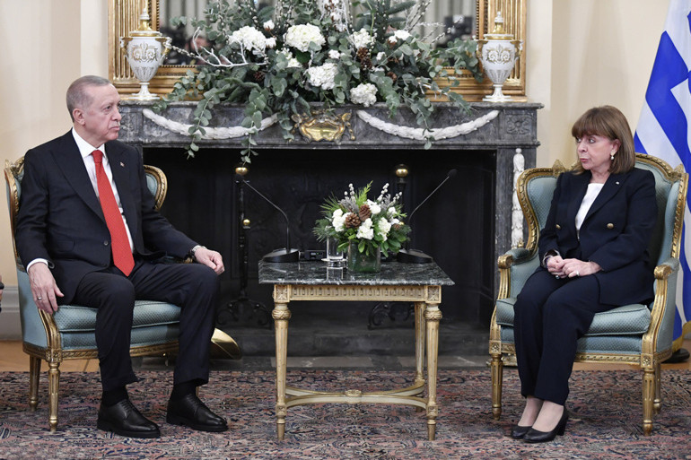 Dünyanın gözü Yunanistan’daki zirvede... İngiliz gazeteden dikkat çeken yorum: Erdoğan Atinada kazan-kazan yaklaşımı planlıyor