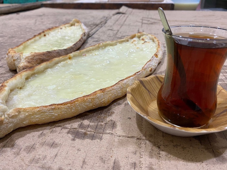 Türk mutfağının olmazsa olmazı: Pidelerin izinde yola çıkılacak adresler | 8 ŞEHİR 8 ÖNERİ