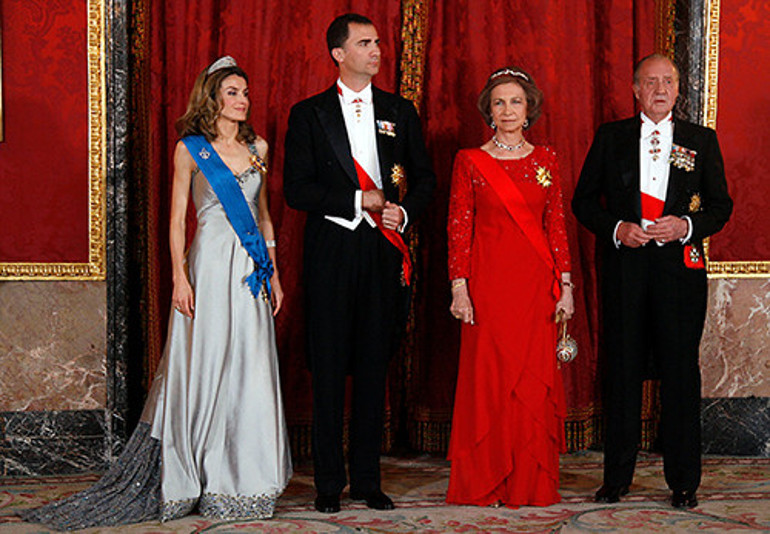 Aşk, ihanet, karanlık ilişkiler... Hepsi bu ailede... Gelin kayınpederinin izinden gitti