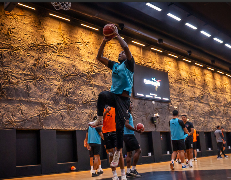 Hataysporlu futbolcular Çukurova Basket’te