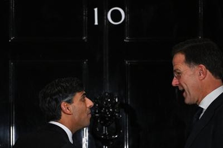Başbakanların kapıda kaldığı an Sunak ve Rutte sosyal medyanın diline düştü