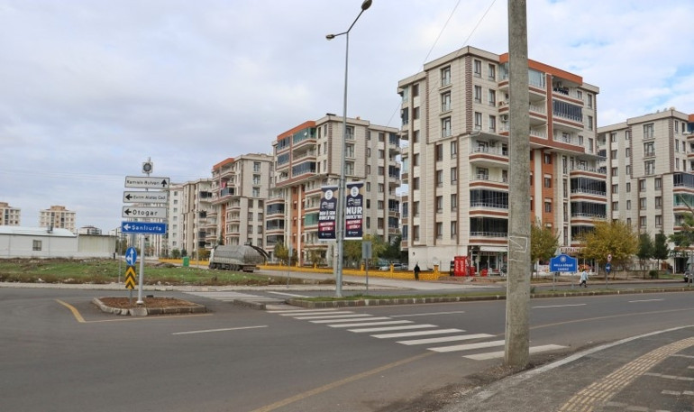 Yol ortasındaki elektik direğini görenler şaşkına dönüyor