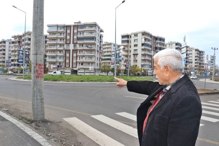 Yol ortasındaki elektik direğini görenler şaşkına dönüyor