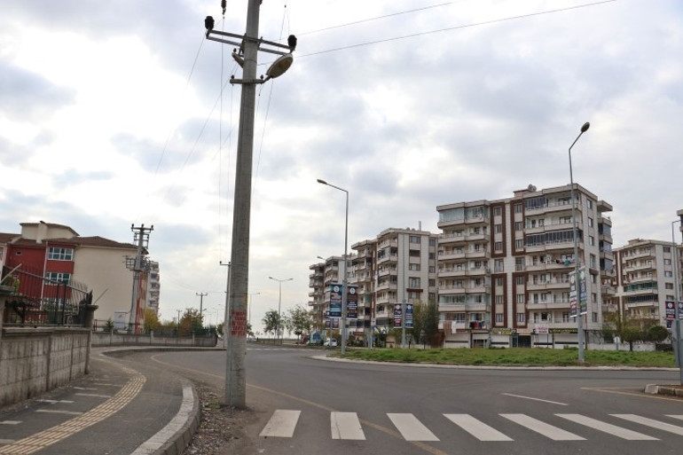 Yol ortasındaki elektik direğini görenler şaşkına dönüyor