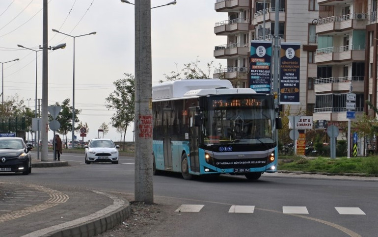 Yol ortasındaki elektik direğini görenler şaşkına dönüyor