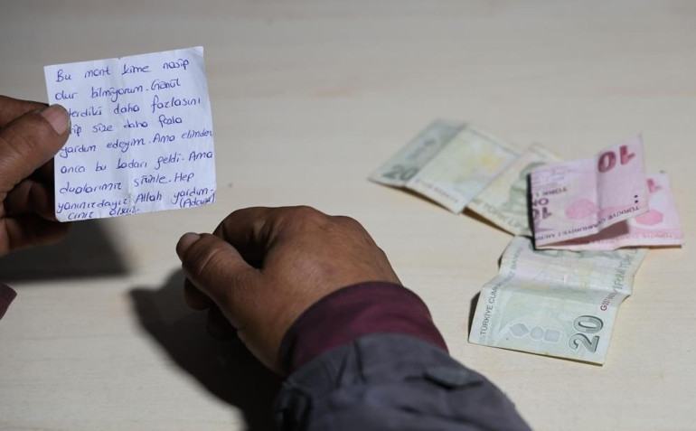 Bit pazarından mont aldı... İçinden çıkan not ve para duygulandırdı