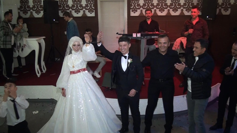 Evlenen polis çifti, meslektaşları birbirine kelepçeledi