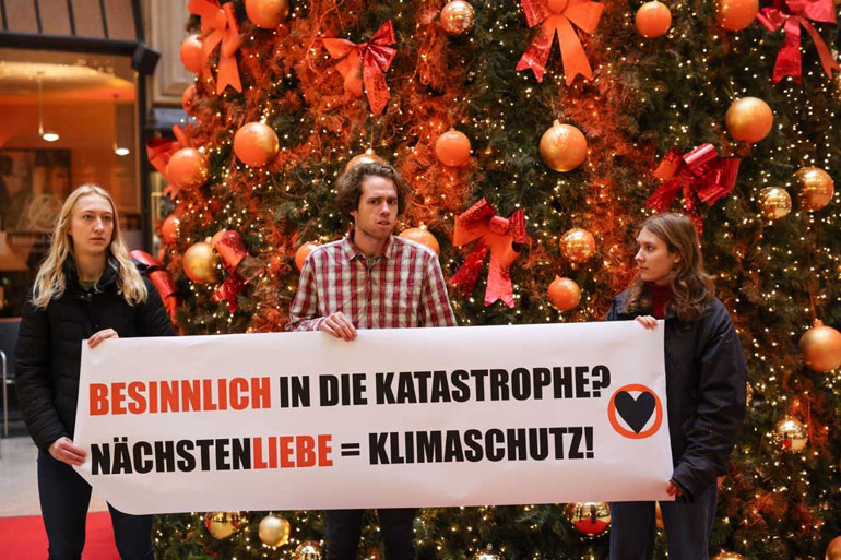 Noel ağaçlarını boyadılar