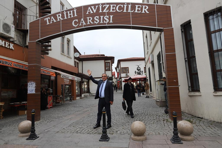 Dükkân aydınlık çarşı karanlık
