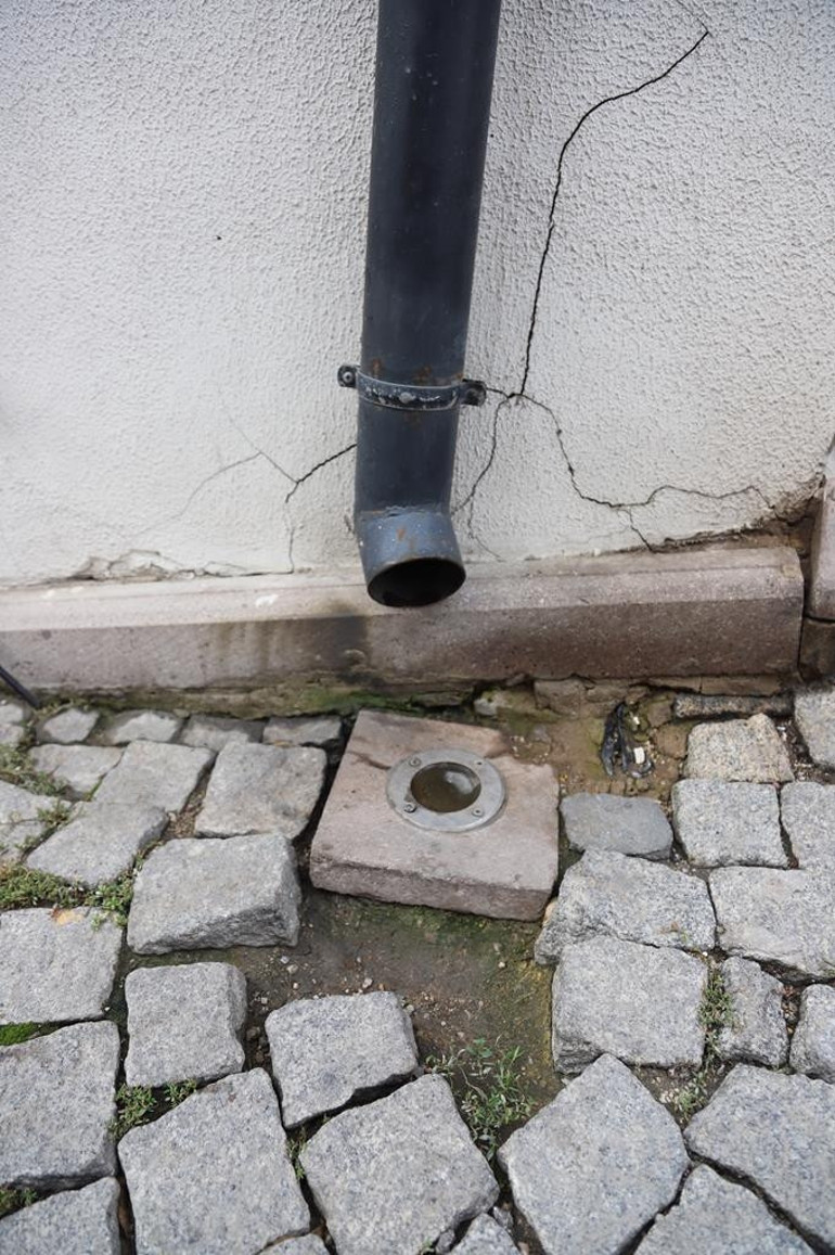 Dükkân aydınlık çarşı karanlık