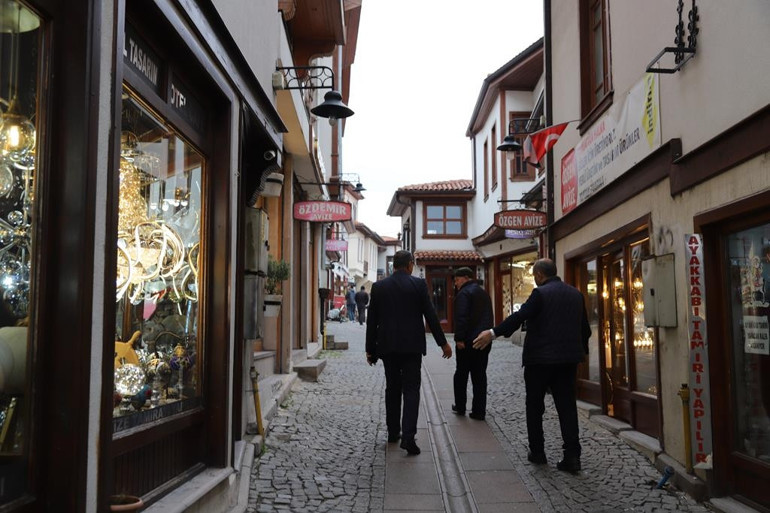 Dükkân aydınlık çarşı karanlık