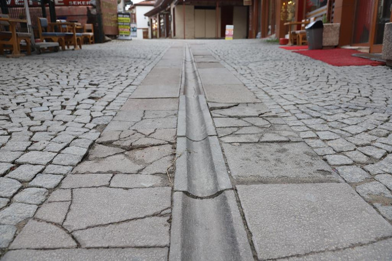 Dükkân aydınlık çarşı karanlık