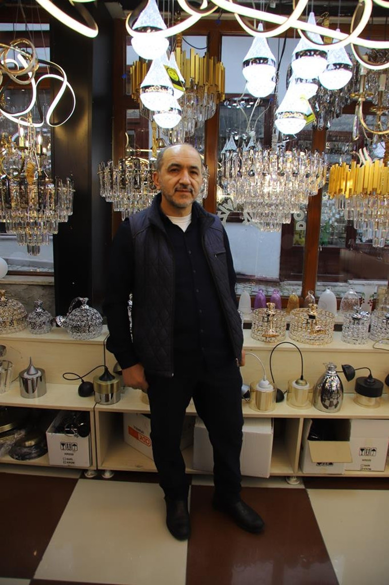 Dükkân aydınlık çarşı karanlık
