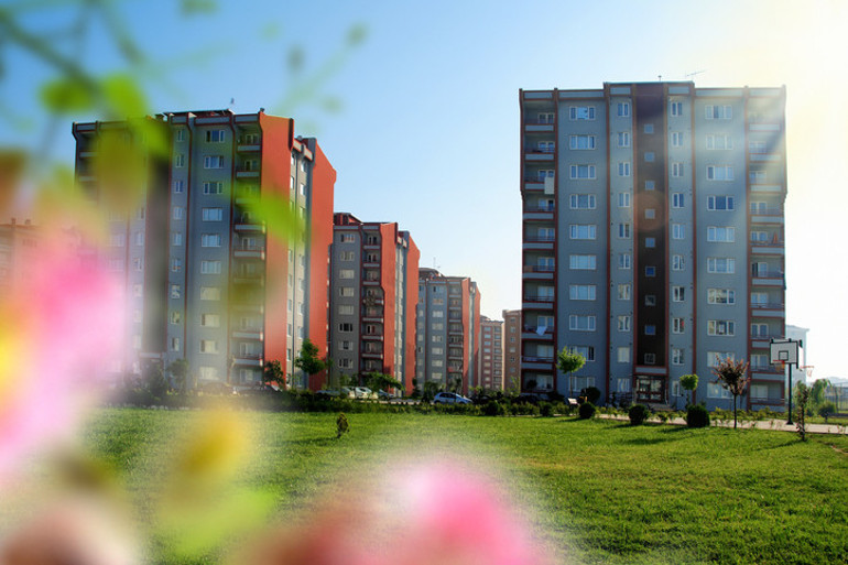 Ev sahibi Ben oturacağım diye evden çıkarıp başkasına kiraya verebilir mi Bu durumda kiracının hakları neler Tazminat davası açılabilir mi Baskı yapmamış gibi bir de Taşınmasaydınız dedi