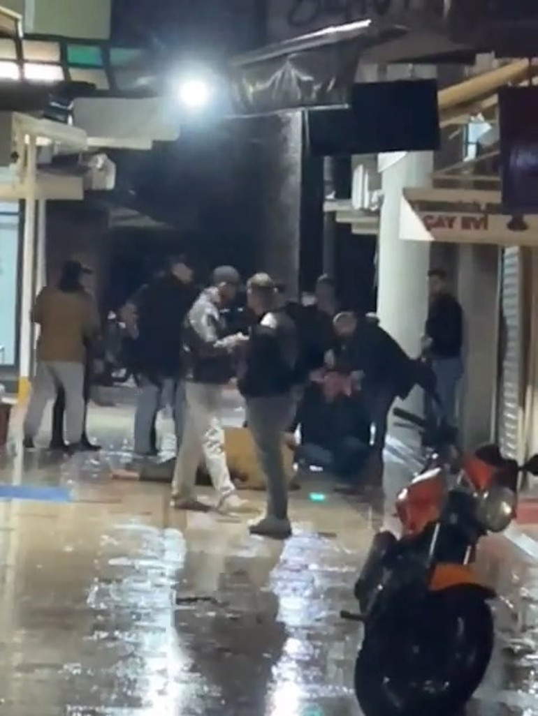 Korkunç anlar: Yerdeyken tekmeleyip kemerle dövdüler