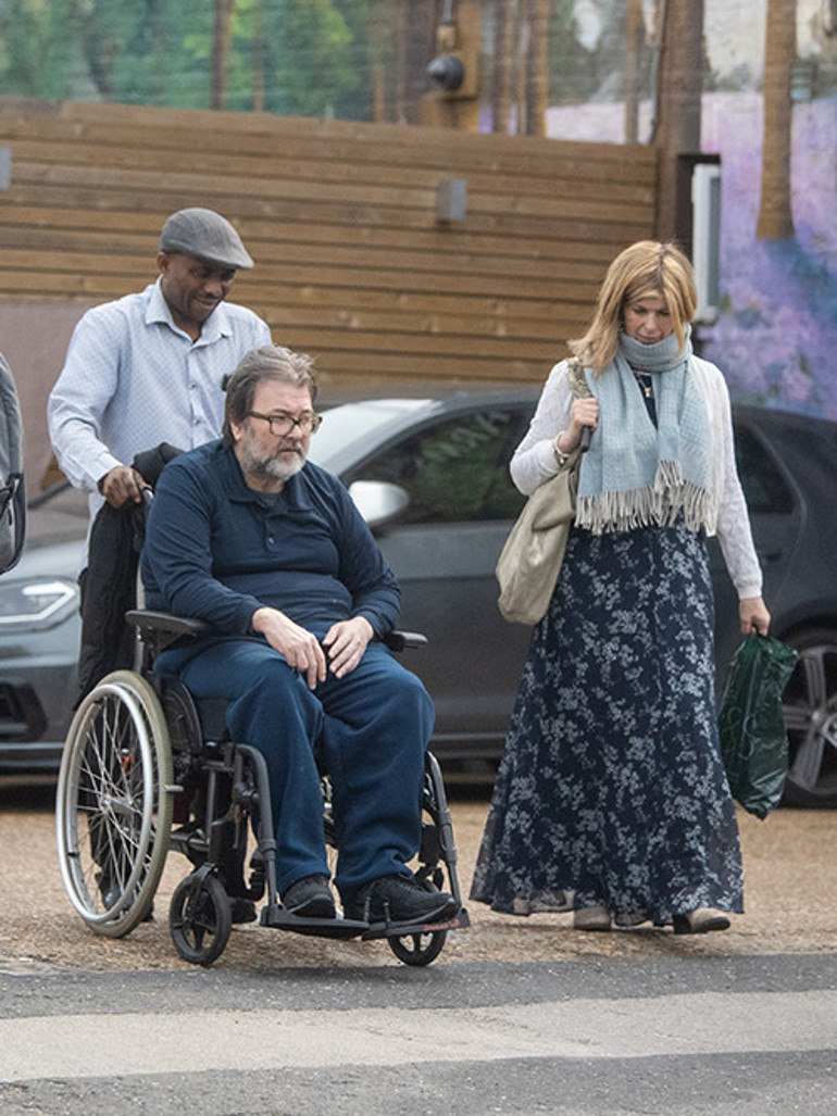 Covide yakalanıp tekerlekli sandalyeye mahkûm kalmıştı… Ünlü sunucunun kocası yaşam mücadelesi veriyor: Bir mucize için dua ediyoruz