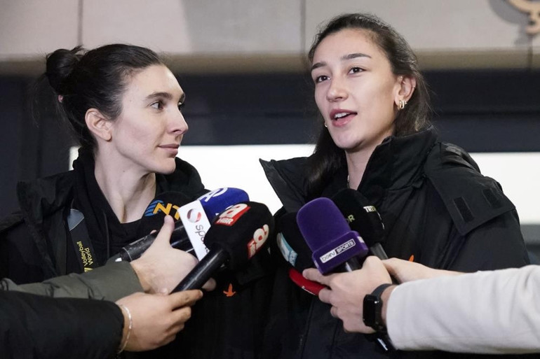 Dünya Kulüpler Şampiyonası şampiyonu Eczacıbaşı Dynavit, yurda döndü Coşkulu karşılama...