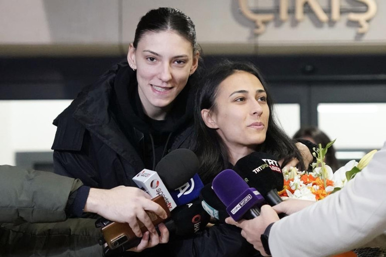 Dünya Kulüpler Şampiyonası şampiyonu Eczacıbaşı Dynavit, yurda döndü Coşkulu karşılama...