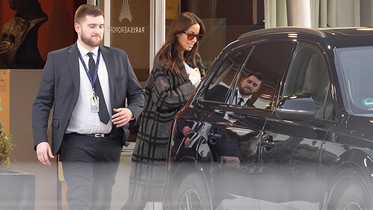 Otel odasında baş başa romantik yemek... Brad Pitt 60. doğum gününü yarı yaşındaki yeni aşkıyla böyle kutladı