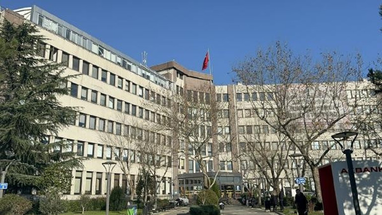 Kadıköy Belediyesine haciz: Kamyonlara yüklenerek götürüldü