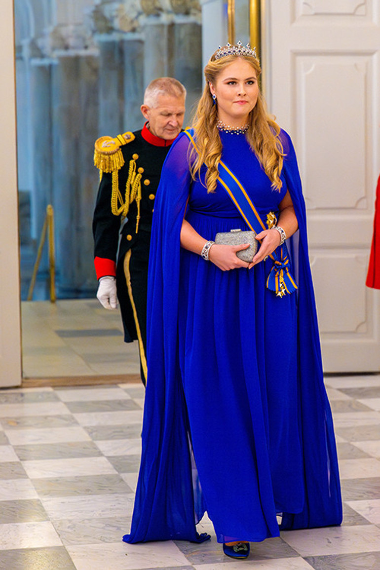 Sınırları aşan bir aşkın ilk meyvesi olarak dünyaya geldi... Şimdi bekâr annelerinin gözde gelin adayı