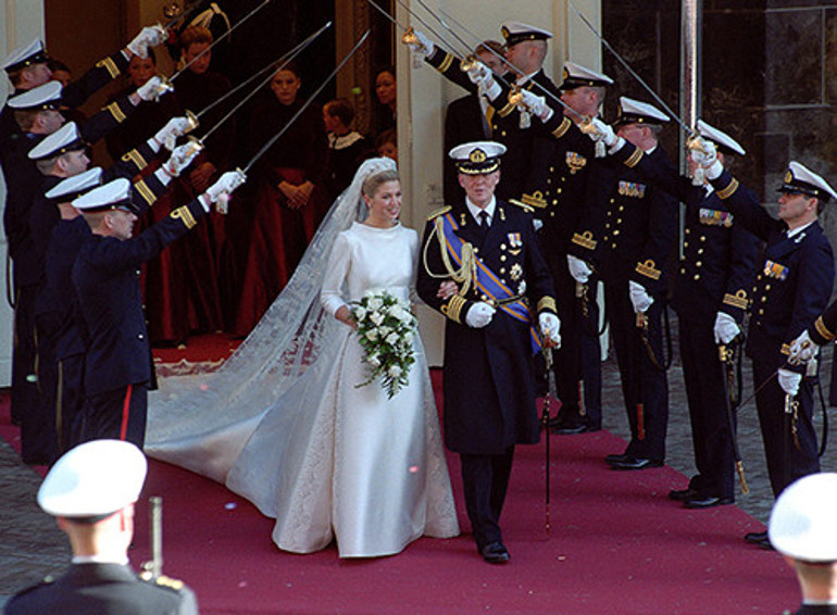 Sınırları aşan bir aşkın ilk meyvesi olarak dünyaya geldi... Şimdi bekâr annelerinin gözde gelin adayı