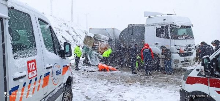 Bitliste feci kaza Yakıt tankeri, 2 kamyonetle çarpıştı