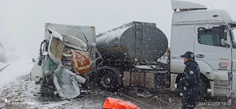 Bitliste feci kaza Yakıt tankeri, 2 kamyonetle çarpıştı