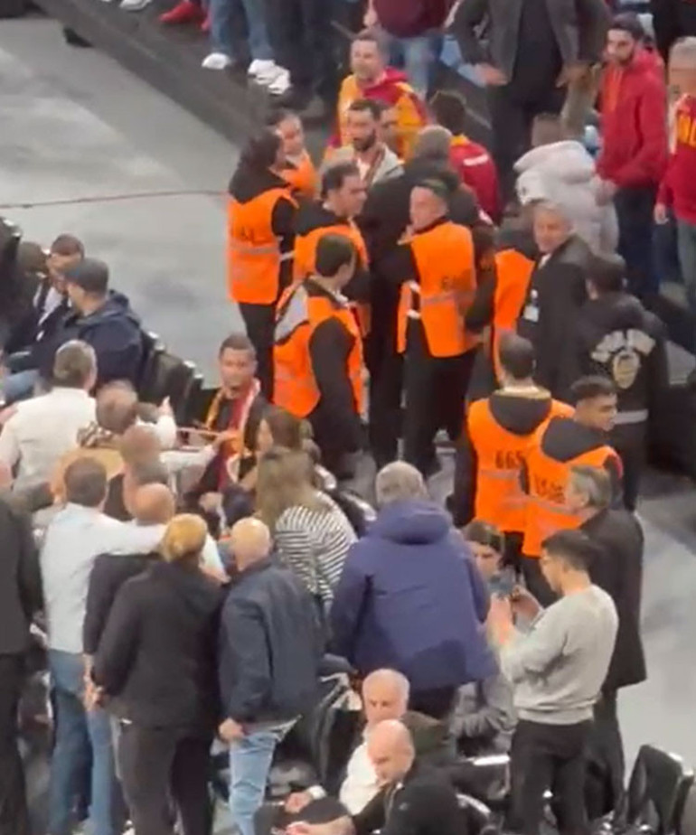 Son dakika: Potadaki derbide gerginlik Göksenin Köksal ile Beşiktaş Yöneticisi Umut Tahir Güneş atıştı, gerginlik taraftarlara da sıçradı Yöneticiler salon dışına alındı...