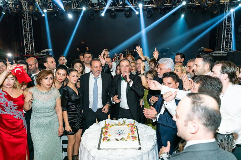 Bol yıldızlı yılbaşı balosu