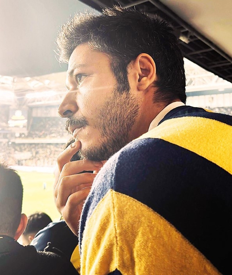 Ünlülerden derbi pozları