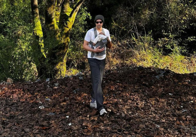 Ünlü oyuncudan  17 günlük oğlu ile ilk poz