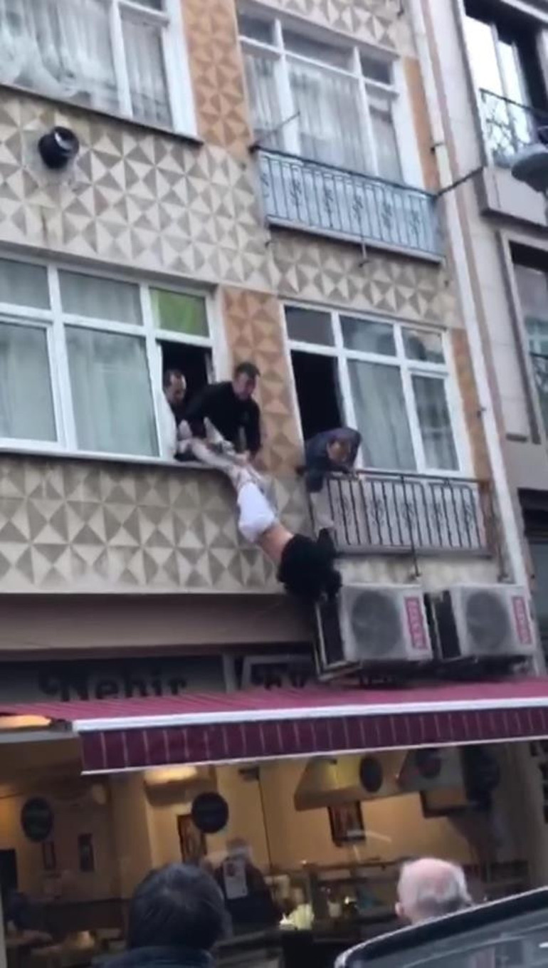 Hastaneden ellerinde kelepçeyle kaçtı... Saklandığı evde böyle yakalandı O anlar saniye saniye kaydedildi