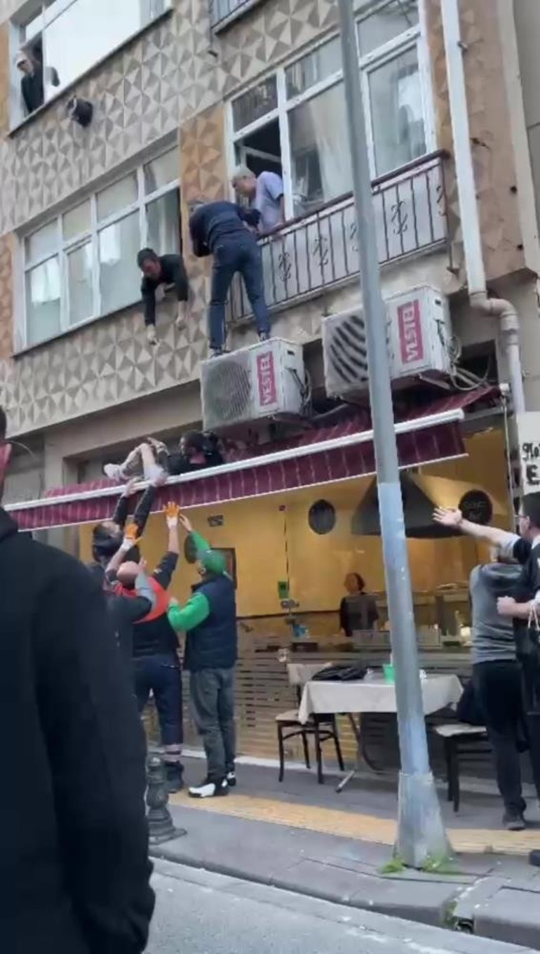 Hastaneden ellerinde kelepçeyle kaçtı... Saklandığı evde böyle yakalandı O anlar saniye saniye kaydedildi