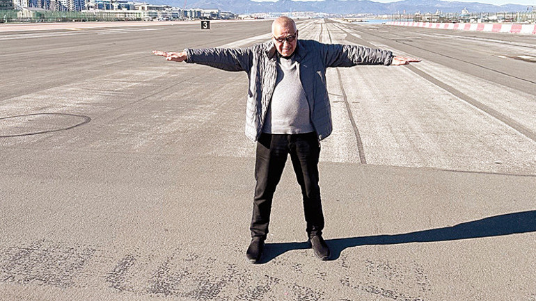 Cebelitarık Havalimanında iki saat