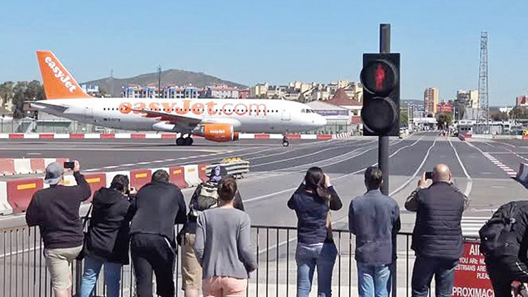 Cebelitarık Havalimanında iki saat