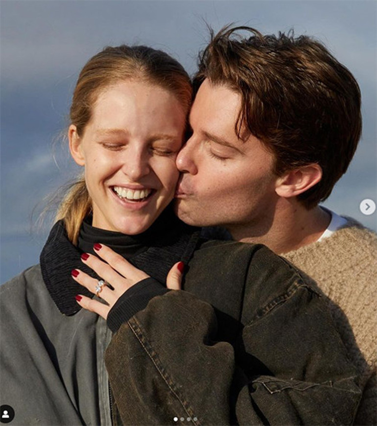 İşte Terminatörün gelini  Ünlü oyuncu bir çocuğunu daha evlendiriyor... Yüzükler takıldı...