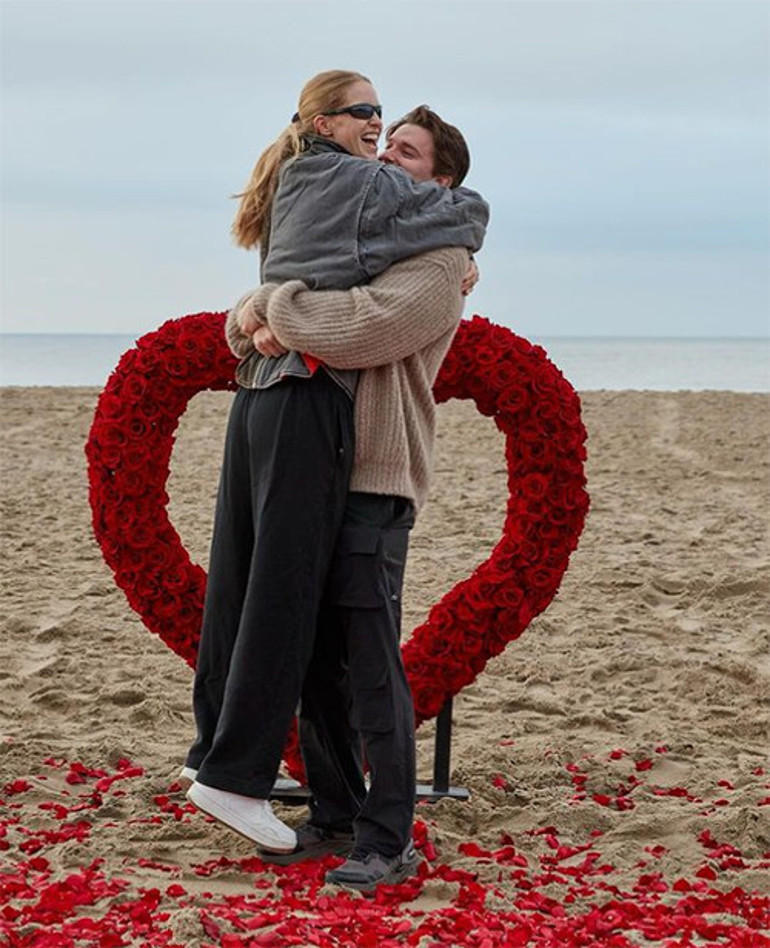 İşte Terminatörün gelini  Ünlü oyuncu bir çocuğunu daha evlendiriyor... Yüzükler takıldı...