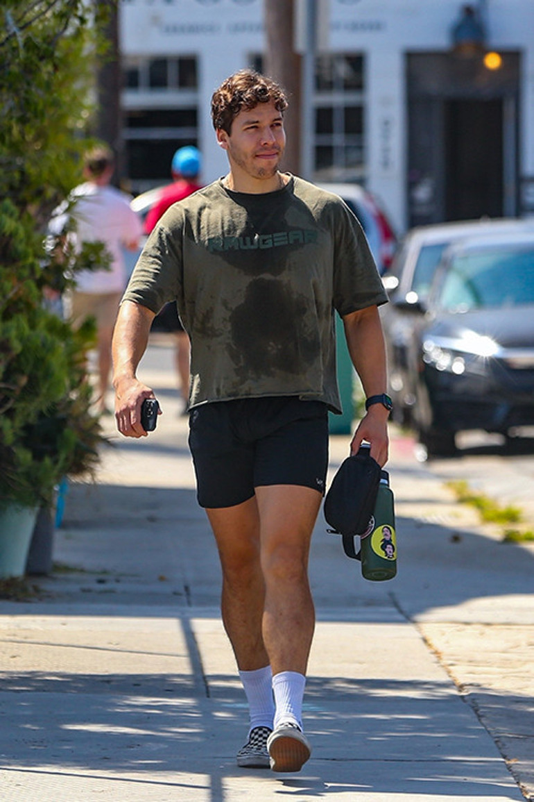 İşte Terminatörün gelini  Ünlü oyuncu bir çocuğunu daha evlendiriyor... Yüzükler takıldı...