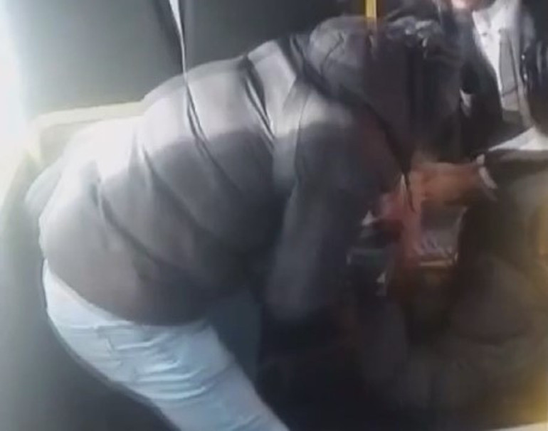 Eşini sevgilisiyle minibüste yakaladı, sinir krizi geçirdi