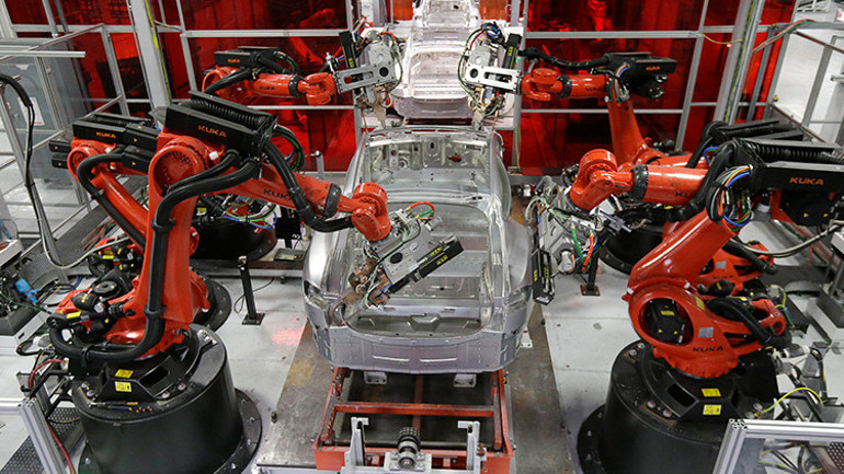 Tesla fabrikasında can pazarı Robot mühendise saldırdı... Ortalık kan gölüne döndü