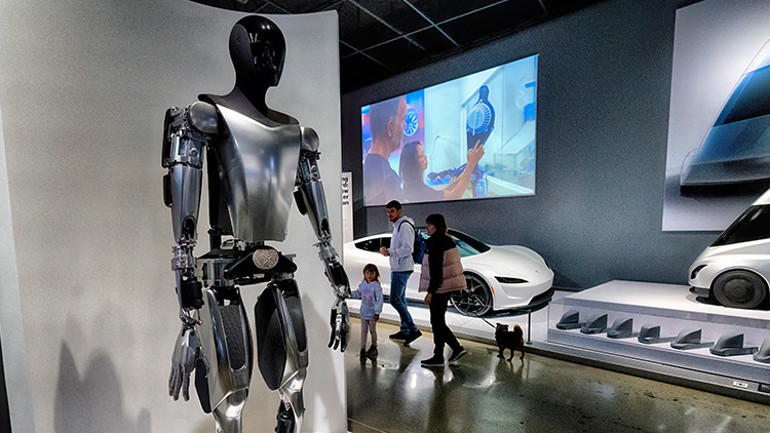 Tesla fabrikasında can pazarı Robot mühendise saldırdı... Ortalık kan gölüne döndü