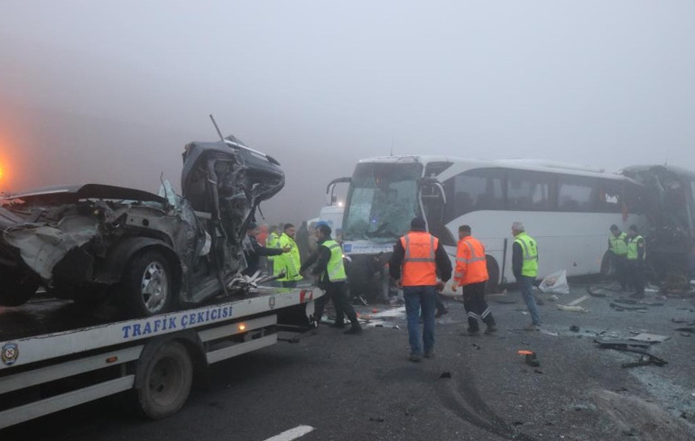 Kuzey Marmara Otoyolunda feci kaza 7 araç birbirine girdi: 10 can kaybı, 59 yaralı 2-3 metre görüş alanımız yoktu