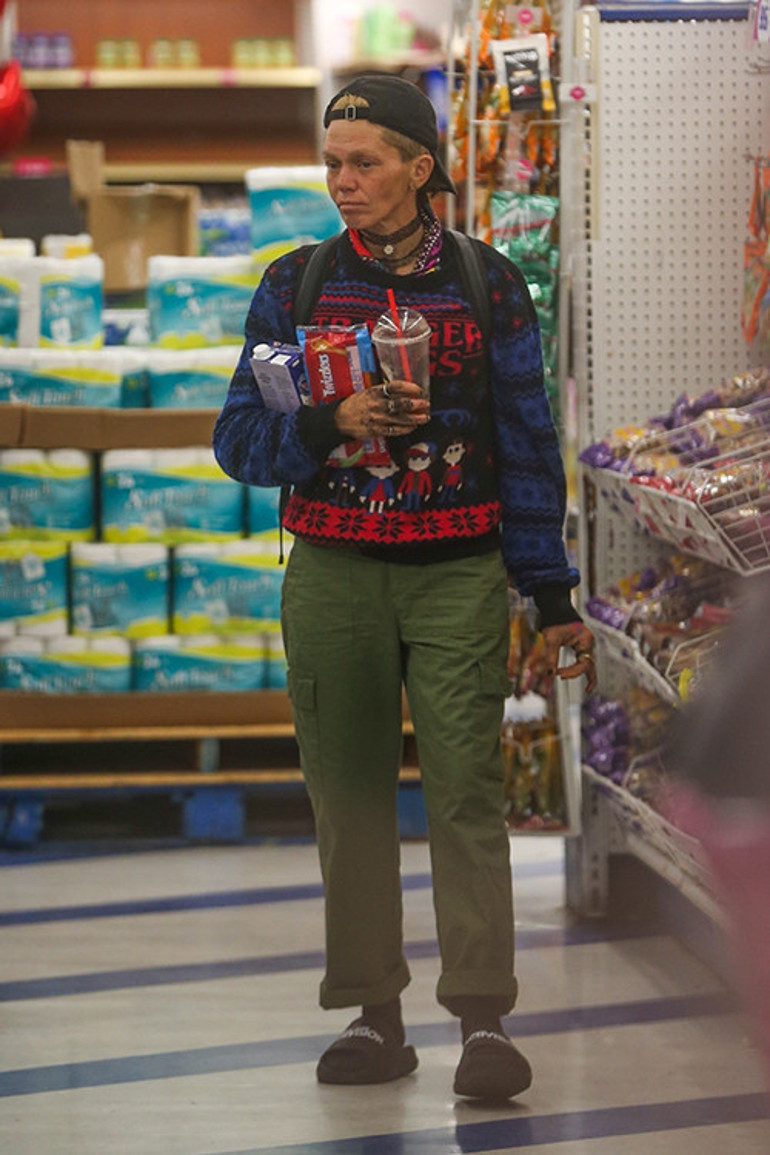 Bahçesinde çiçekler açan güzel bir evi vardı: Şimdi naylon bir tentenin altına sığındı