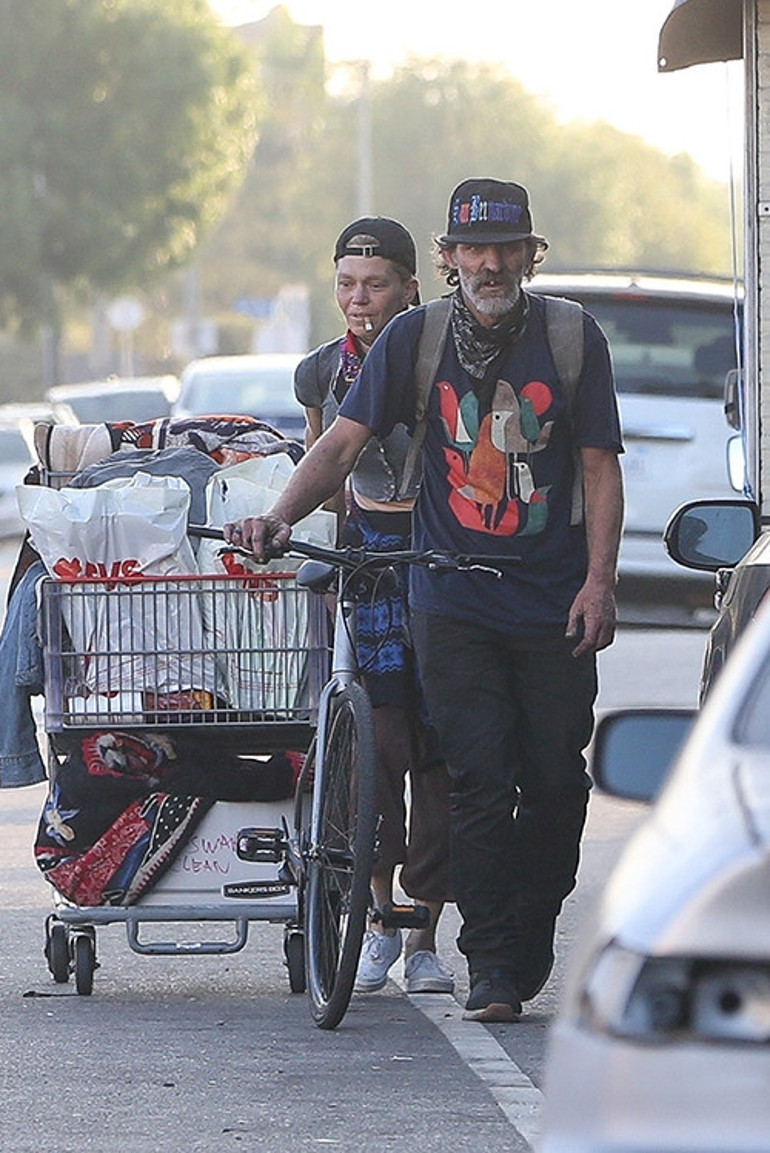 Bahçesinde çiçekler açan güzel bir evi vardı: Şimdi naylon bir tentenin altına sığındı