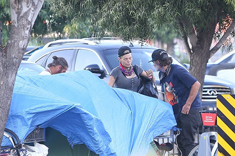 Bahçesinde çiçekler açan güzel bir evi vardı: Şimdi naylon bir tentenin altına sığındı