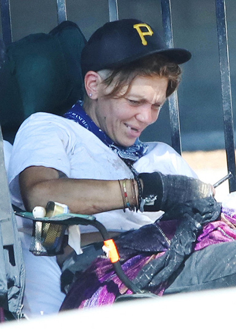 Bahçesinde çiçekler açan güzel bir evi vardı: Şimdi naylon bir tentenin altına sığındı