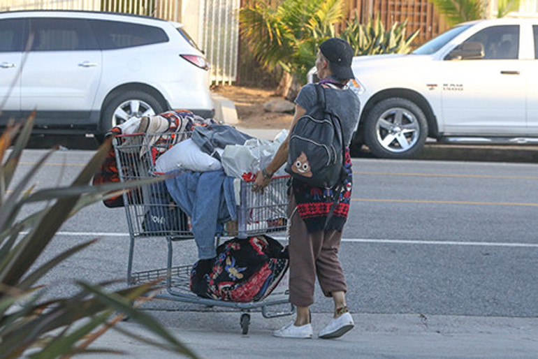 Bahçesinde çiçekler açan güzel bir evi vardı: Şimdi naylon bir tentenin altına sığındı