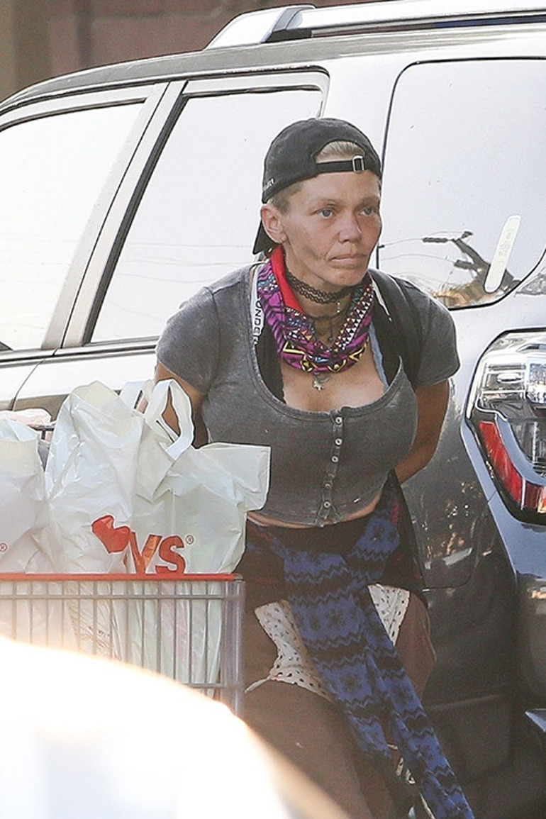 Bahçesinde çiçekler açan güzel bir evi vardı: Şimdi naylon bir tentenin altına sığındı